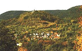 Blick über Bad Blankenburg zur Burgruine Greifenstein